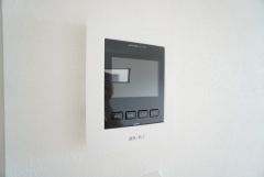 防犯はもちろん、セールスマン対策にもなるモニター付きインターホンです。 来訪者の顔が見えるので安心ですね＾＾