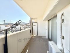 奥行約2ｍの陽当たりの良いバルコニーです。お洗濯やお布団干しはもちろん、日光浴スペースにも＾＾ 眺望＆陽当たり良好です＾＾ 