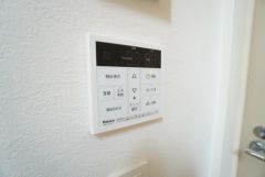 キッチン横からお湯張り、追い炊き、足し湯がボタン一つで楽々操作できる給湯機リモコンです。忙しい夕飯準備の時間帯に重宝しますね。