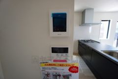 給湯器リモコンはキッチン横からボタンひとつで操作が楽々。防犯性もばっちり、TVモニター付きインターフォン完備。大きなモニターで玄関先を確認できます。