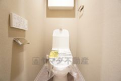 ウォシュレット、暖房便座、節電・節水機能など、使い勝手のよい高機能トイレです。 木の温もりを感じるフローリングと淡いカラーのクロスで落ち着く空間です＾＾