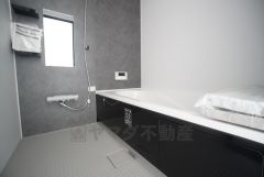 1日の疲れを癒すくつろぎのバスルーム。足を伸ばしてもゆったりと入れるサイズです。お子様と一緒にお風呂に入っても狭くないですね＾＾