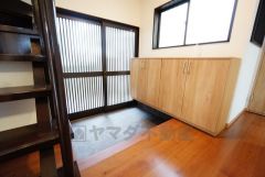 ご家族の靴をスッキリと片付けられるシューズボックス付きの明るい玄関、 シューズボックスの上にお花や写真などを飾っても良さそうですね＾＾