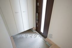 採光も考えられた明るい玄関です。たっぷり収納できるシューズボックス付きなので、家族全員の靴がきれいに整頓できます。