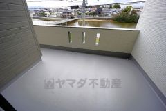 陽当たりの良いバルコニーです。お洗濯やお布団干しはもちろん、日光浴スペースにも＾＾2部屋から出入りできる続きバルコニーです＾＾