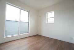 2面採光を確保した明るい室内は、風通しも良く、大変居心地の良い空間となっております。爽やかな風を感じて起きる朝は、快適生活の始まりに。