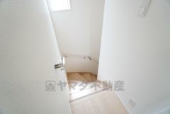 お子様も高齢の方も安心して上り下りができる手摺がついた安心設計です。 階段には小窓を配置しました。日中でも暗くなりがちな階段下が明るくなり安全ですね。