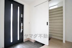 玄関にはシューズクローク付き。ご家族全員分の靴からベビーカーやゴルフバッグなどもしっかり収納できます＾＾