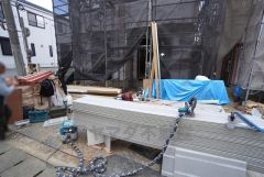 駐車スペースは2台分を確保（車種による）。マイカー用に、お客さま用に、余裕を持ってご利用いただけます。 