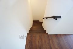 お子様も高齢の方も安心して上り下りができる手摺がついた安心設計です。 階段には小窓を配置しました。日中でも暗くなりがちな階段下が明るくなり安全ですね。