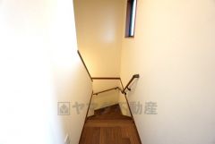 日中でも暗くなりがちな階段には、小窓を配置し採光も考えられたつくり＾＾手摺付きなので安全に上り下りできますね＾＾
