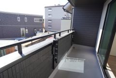 広々としたバルコニー。 天気のいい日にはお布団もまとめて干せそうですね＾＾