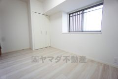 家具を選ばないナチュラルな色合いの壁紙とフローリングです。