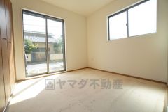 リビング隣には、ホッとできる和室を用意。客間としてはもちろん、お子様のお昼寝スペースや書斎としても活躍してくれそうです＾＾