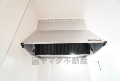 コンロ上には換気扇完備＾＾すぐ横に小窓が設けられているので、換気扇と合わせてWで換気できます＾＾