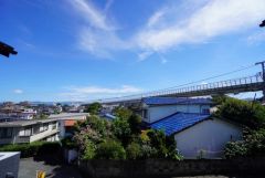 目の前に日差しを遮る建物がないので、日当たり＆風通し良好です＾＾心地よい自然の光や風を感じることができ、ほどよく開放感のある空間がつくれます。