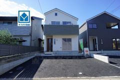 徒歩約10分圏にスーパー、コンビニ、小学校＾＾西鉄バス「西花畑小学校」停から天神方面へのバスが出ています＾＾ 