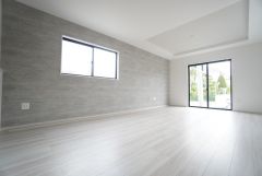 大きな掃き出し窓のあるリビングは、陽光あふれる明るい空間です。ゆったりと寛げる憩いの場となりそうです。