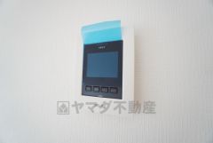 防犯はもちろん、セールスマン対策にもなるモニター付きインターホンです。 来訪者の顔が見えるので安心ですね＾＾