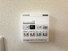 浴室暖房乾燥機には、暖房、乾燥、涼風、換気の4つの機能が付いています。タイマー付きです。換気・雨の日の洗濯も安心です＾＾