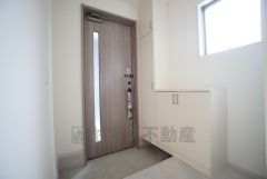 玄関扉から光の差し込む明るい玄関です。