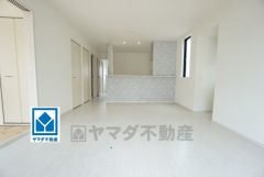 家族が集まる開放的なリビング。思い思いの時間を過ごしたり食事をしたり、素敵な団らんの場になりますね。