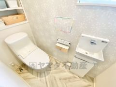 1階2階の2ヶ所にトイレがありますので、忙しい朝にも家族に気を使わず、ゆとりが生まれますね＾＾手洗い器も付いており衛生的です＾＾ 