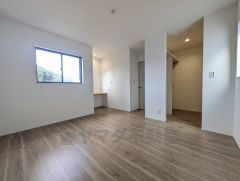 8.3帖。主寝室としてお使いいただけそうなこちらのお部屋は、日当たりが良く、爽やかな風を感じて起きる朝は、快適生活の始まりに。