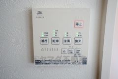 同仕様写真。 浴室暖房乾燥機には、暖房、乾燥、涼風、換気の4つの機能が付いています。タイマー付きです。換気・雨の日の洗濯も安心です＾＾