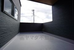 幅広のインナーバルコニーは多少の雨でも洗濯物を守ってくれ、家事を助けてくれること間違いなし。眩しすぎる日差しも和らげます。