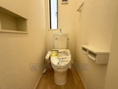 清潔感のある使い勝手の良いトイレで、毎日気持ちよくお使いいただけます。小窓付きで換気する時に便利です＾＾