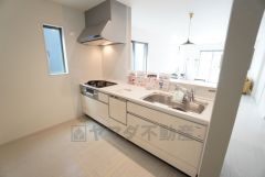 対面式キッチンなのでリビングにいるご家族とコミュニケーションを取りながら洗い物や、お料理が楽しめそうですね＾＾