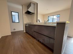 対面式キッチンなのでリビングにいるご家族とコミュニケーションを取りながら洗い物や、お料理が楽しめそうですね＾＾