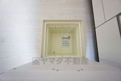 キッチンに床下収納があります。長期保存ができるもの、調理器具、防災グッズを入れておくのもいいですね。