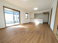 窓から光が差し込む明るいダイニング＾＾