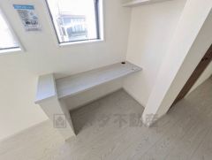 リビングにはスタディーカウンター付き。お子さまの勉強スペースや作業の場、家事の合間の一息休憩にも＾＾窓も近く明るい空間です＾＾ 