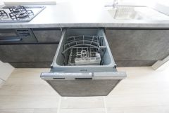 炊事時間を大幅に短縮できる食器洗浄乾燥機付き＾＾食器を洗う手間が減るので家族とのコミュニケーションの時間や自分の時間が増えますね。