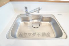 大きなお鍋も楽々洗える幅の広いシンクです＾＾ステンレスシンクなので簡単にお掃除できますよ。洗剤やスポンジもすっきりできる収納付き。