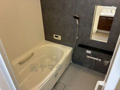 1日の疲れを癒すくつろぎのバスルーム。足を伸ばしてもゆったりと入れるサイズです。お子様と一緒にお風呂に入っても狭くないですね＾＾ 