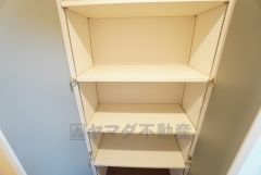 ホール収納付き＾＾掃除用具などの収納に便利ですね＾＾