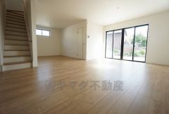 大きな掃き出し窓のあるリビングは、陽光あふれる明るい空間です。ゆったりと寛げる憩いの場となりそうです。 