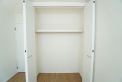 洋室にはハンガーパイプ付きのクローゼットが設けられています。たっぷり収納できるので衣替えの心配もいりませんね＾＾