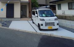 2号棟。駐車スペースは並列2台分を確保（軽含む）。マイカー用に、お客さま用に、余裕を持ってご利用いただけます。