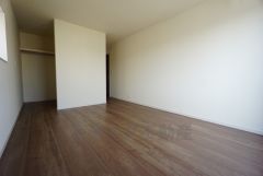 主寝室としてお使いいただけそうなこちらのお部屋は、日当たりが良く、爽やかな風を感じて起きる朝は、快適生活の始まりに。