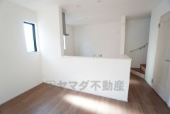 窓から光が差し込む明るいダイニングです＾＾