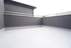 広々としたバルコニー。 天気のいい日にはお布団もまとめて干せそうですね＾＾