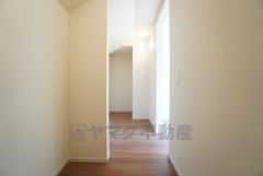 洋室には大容量のウォークインクローゼットが設けられています。たっぷり収納できるので衣替えの心配もいりませんね＾＾