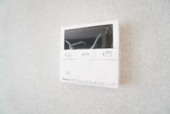 キッチン横からお湯張り、追い炊き、足し湯がボタン一つで楽々操作できる給湯機リモコンです。忙しい夕飯準備の時間帯に重宝しますね。