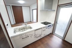 対面式キッチンなのでリビングにいるご家族とコミュニケーションを取りながら洗い物や、お料理が楽しめそうですね＾＾