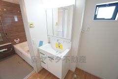 三面鏡裏収納付き洗面化粧台です＾＾ 歯磨きセットやスキンケア用品などの収納に便利ですね。